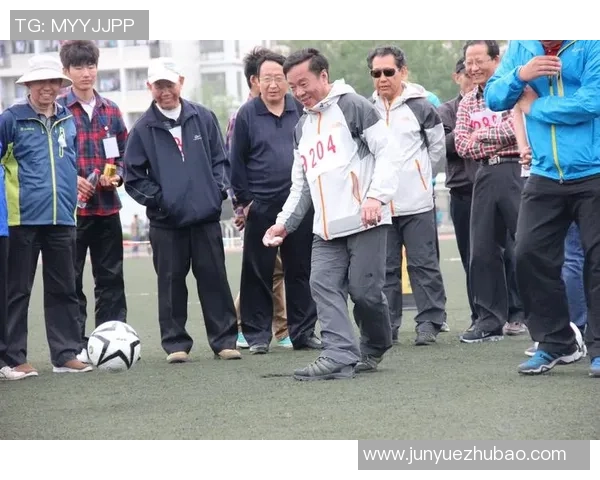 激情四溢的足球联赛海报设计展现赛场魅力与团队精神