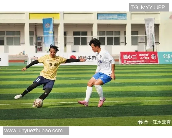 足球场上的龙争虎斗激情四溢展现团队合作与个人技巧的完美结合