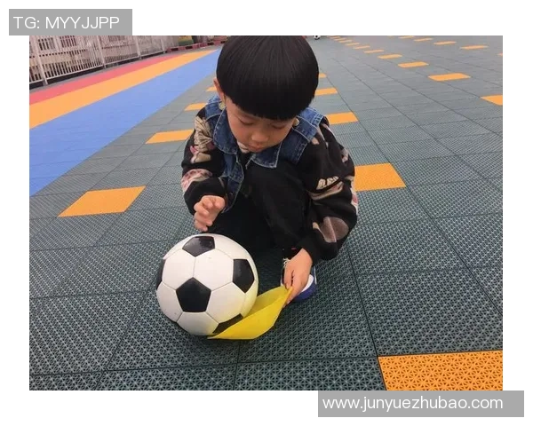 足球带面具的奇妙旅程探索运动与创意的完美结合 足球带面具的奇妙旅程探索运动与创意的完美结合