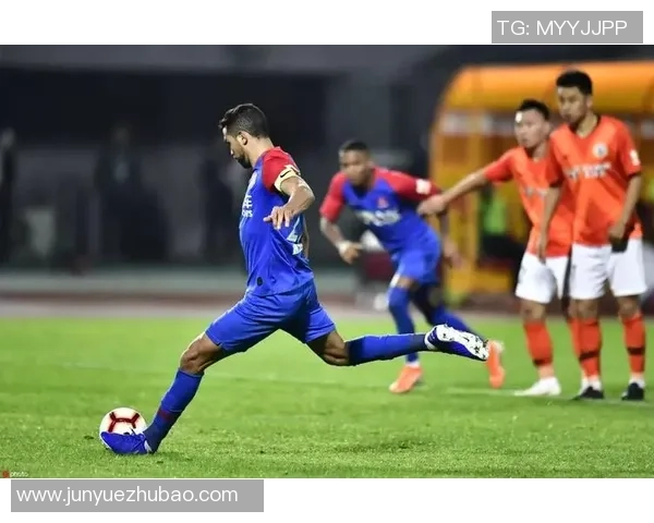 足球望月：在月光下追逐梦想的绿茵场与心灵的交响乐